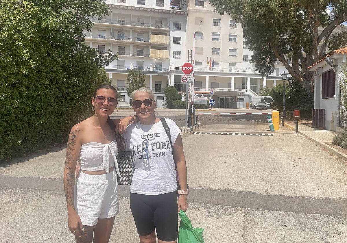 Imagen principal - Itziar y Alicia, Sergio, chófer del autobús, y una de las habitaciones aún en uso.