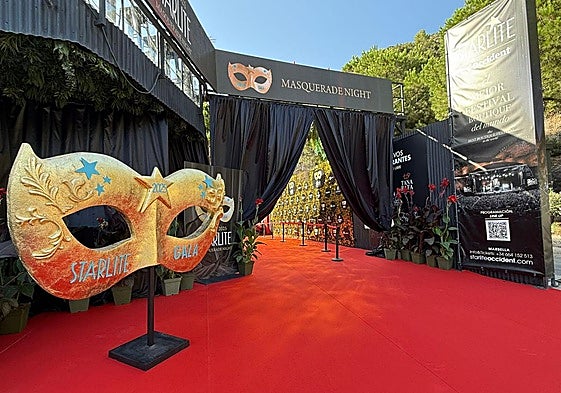 Una de las máscaras que decoraban el acceso a la Gala Starlite en Marbella.