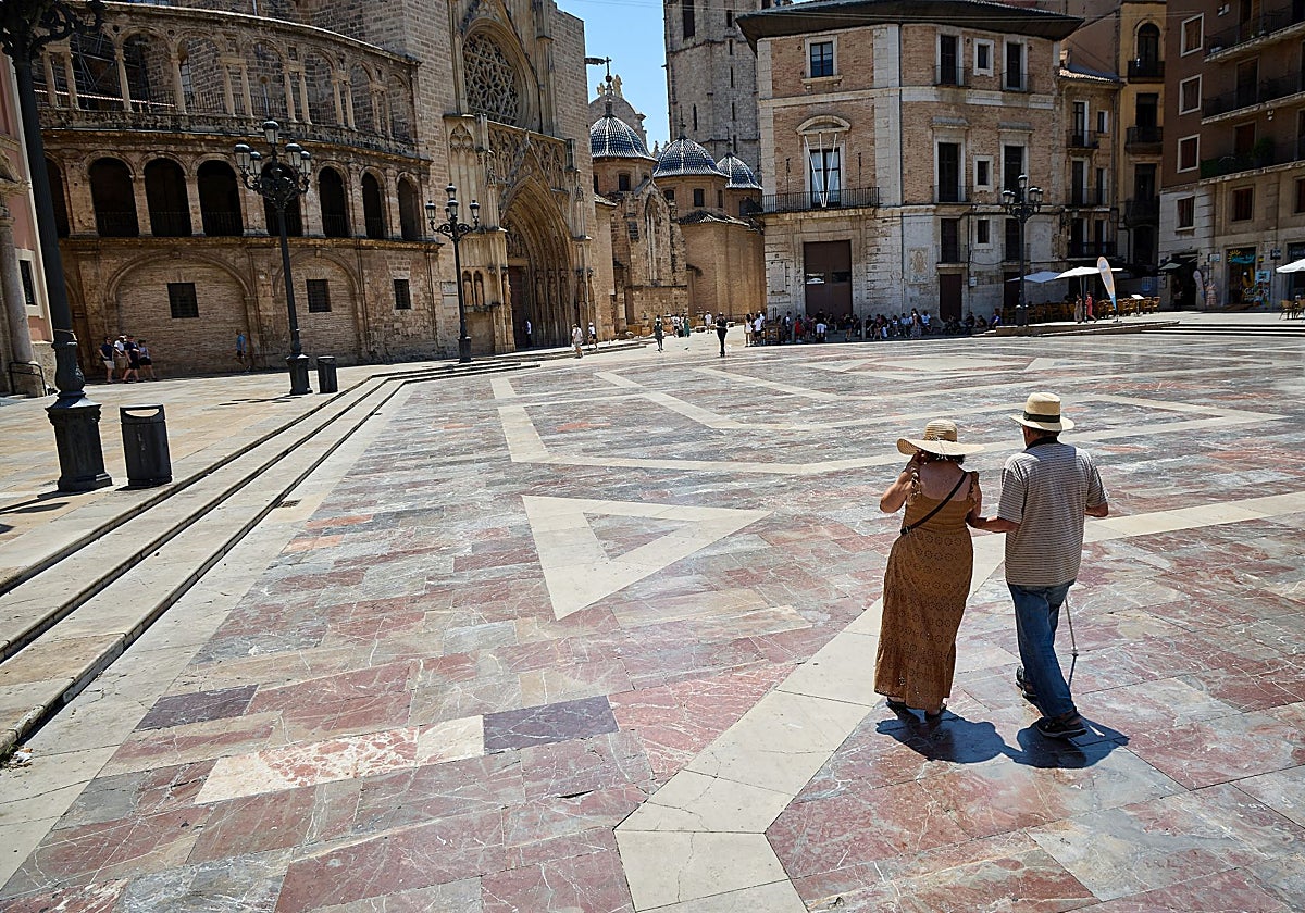 La plaza de la Virgen casi desierta a pleno sol.