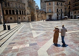 La plaza de la Virgen casi desierta a pleno sol.
