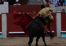 Morante de la Puebla en el momento de la cogida.