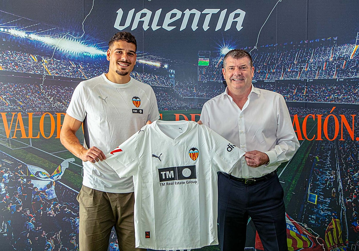 Ugrinic posando con la camiseta del Valencia junto a Gourlay.
