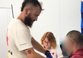 Asistencia de Cruz Roja a un migrante de una embarcación precaria.