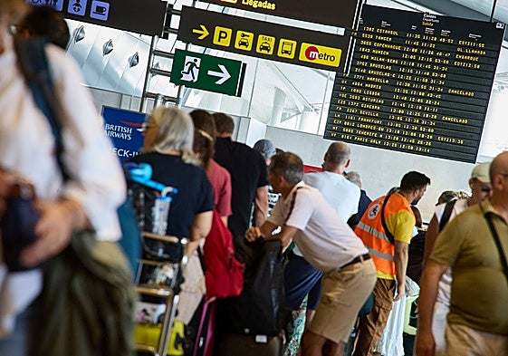 Pasajeros en el aeropuerto de Manises.