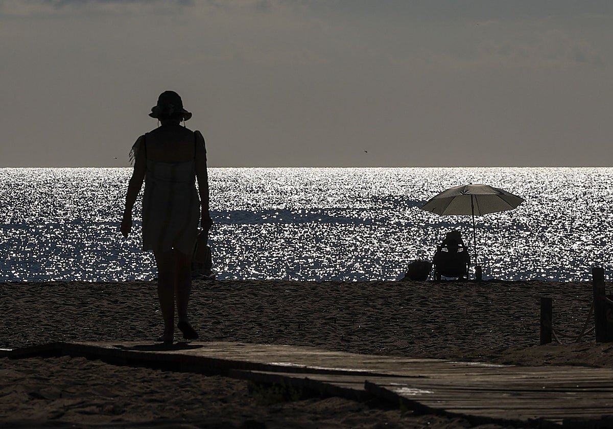 Dos personas en la playa del Saler de Valencia, a finales de julio.