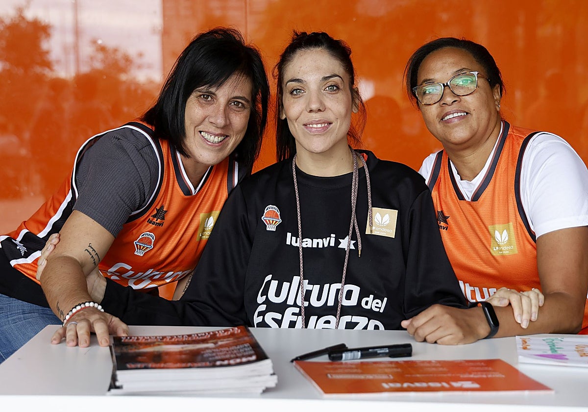 Cristina Ouviña, durante una sesión de firmas la pasada temporada.