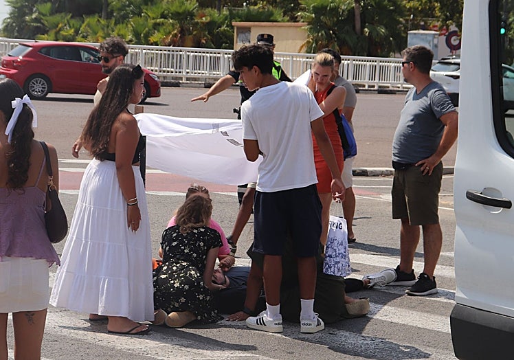 Atienden en el lugar al joven atropellado cuando iba en patinete.