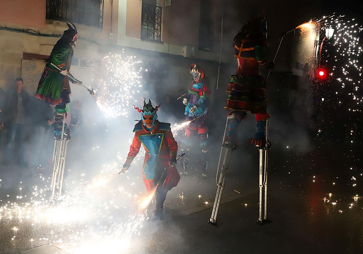 Imagen de archivo del espectaculo de pirotecnico Correfocs Damonion.