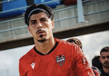 Pablo Cuñat pide paso en la portería del Levante