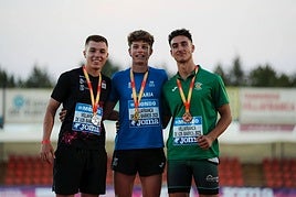 Saúl Delgado en el podio tras plocamarse campeón de España de Atletismo de Badajoz.