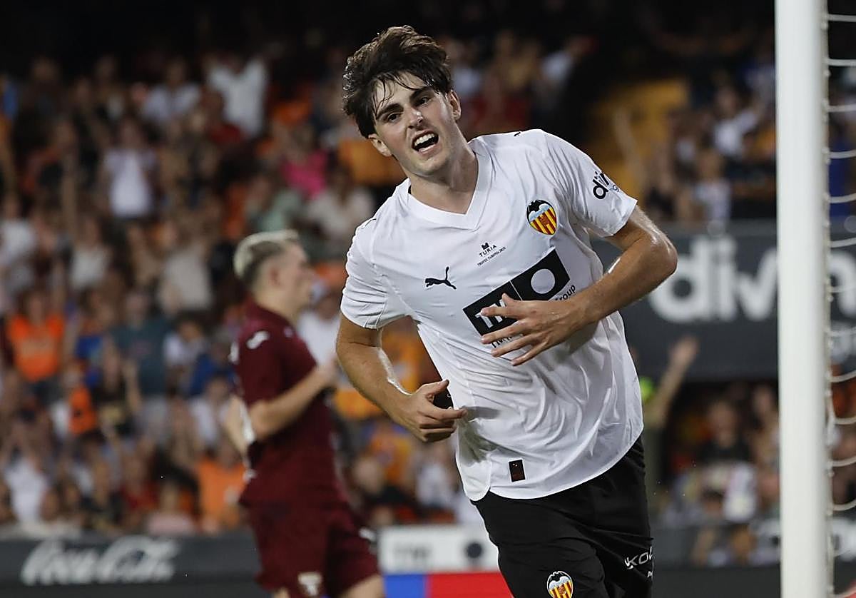 Guerra celebra uno de sus goles ante el Torino.