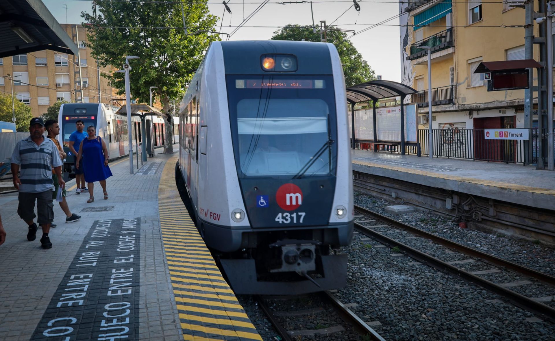 Metro estacionado en la parada de Torrent.