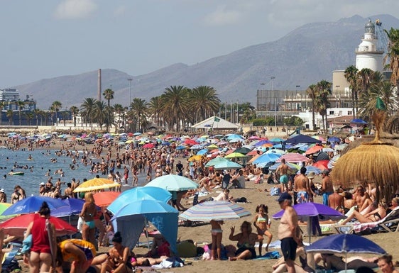 Numerosos turistas y malagueños disfrutan de la playa de La Malagueta
