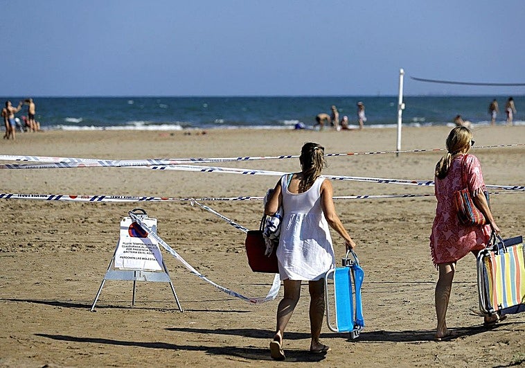 Dos bañistas en la playa de La Pobla de Farnals