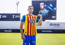 Tárrega vistiendo la Senyera en el anuncio de su renovación.