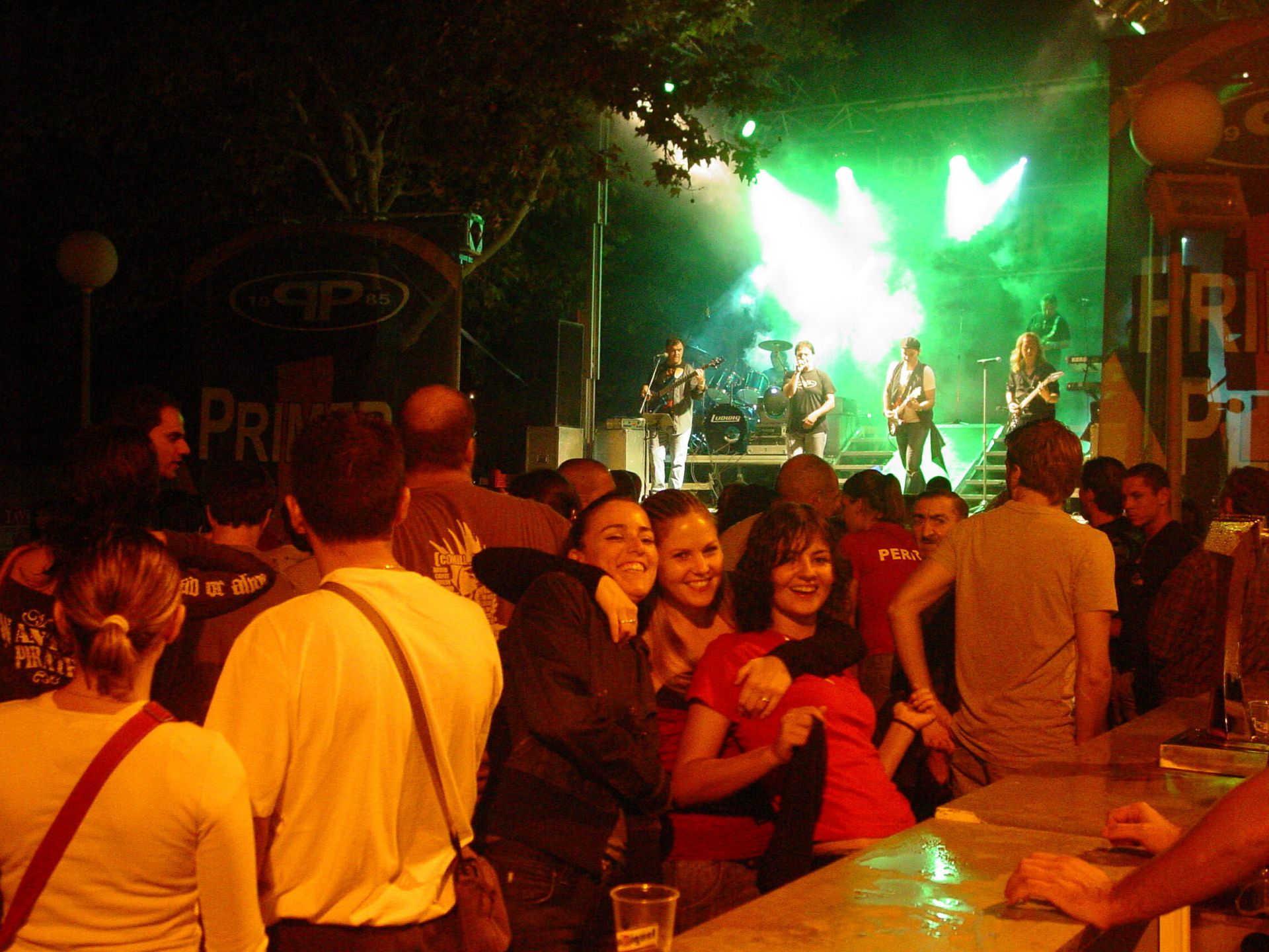 Personas disfrutando la verbena nit de paelles