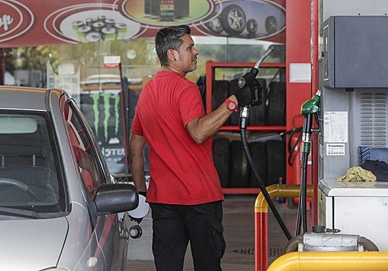 Un trabajador rellena el depósito de un vehículo en una gasolinera valenciana.