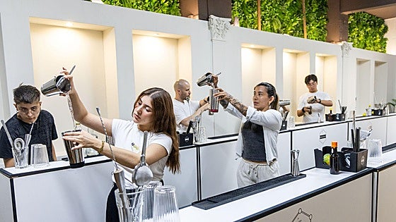 El oficio de 'bartender': la profesión sin paro y bien pagada que crece como la espuma en Valencia
