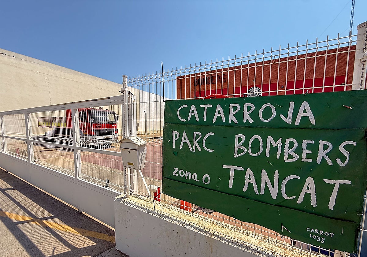 El parque de bomberos de Catarroja, cerrado por la huelga de celo.