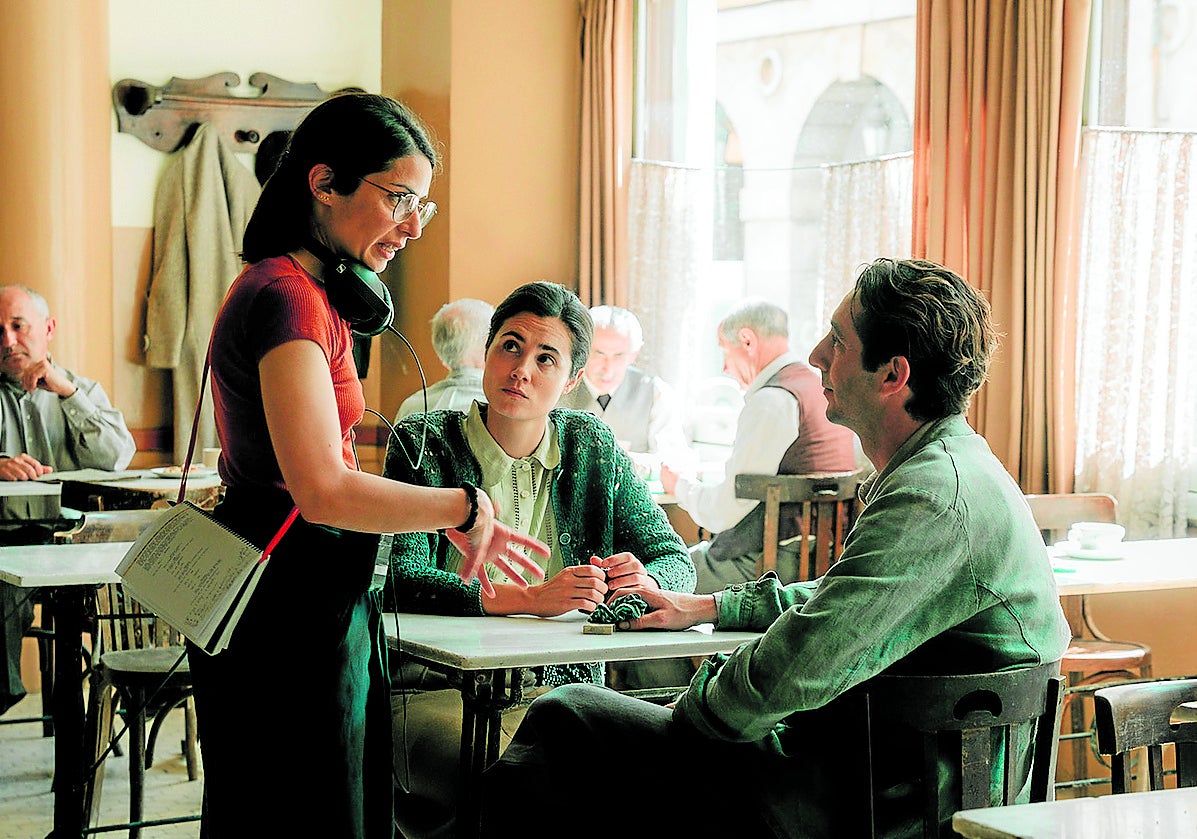 Imagen principal - Rodaje de la adaptación de 'La buena letra', Paula Bonet presnta su exposición y portada del primer volumen de 'Diarios'.