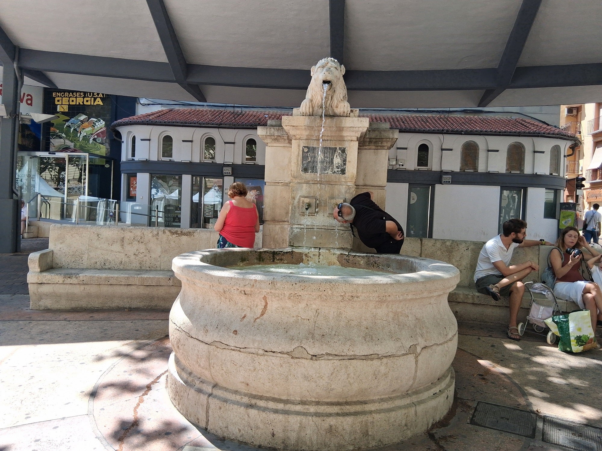 Un hombre se refresca en una de las fuentes de Xàtiva.