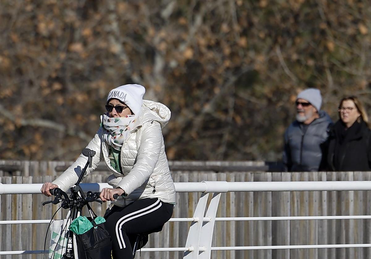 Varias personas transitan abrigadas para protegerse del frío.