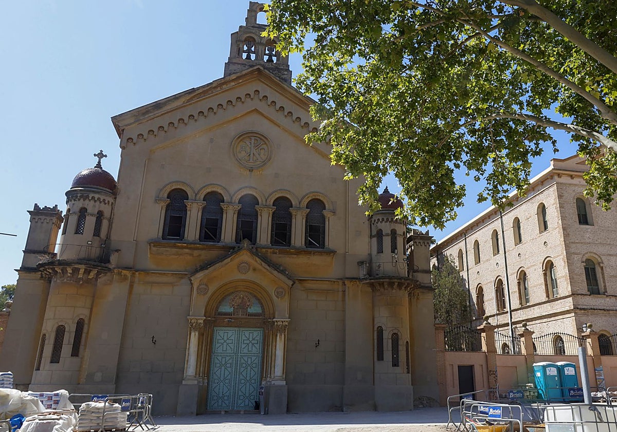 Imagen principal - Fachada de Jesuitas, trabajos de restauración de la pintura y cata para buscar los colores originales.