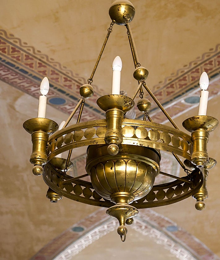 Imagen secundaria 2 - Resplandor de la vidriera, altar dedicado a la Inmaculada y una de las lámparas del templo.