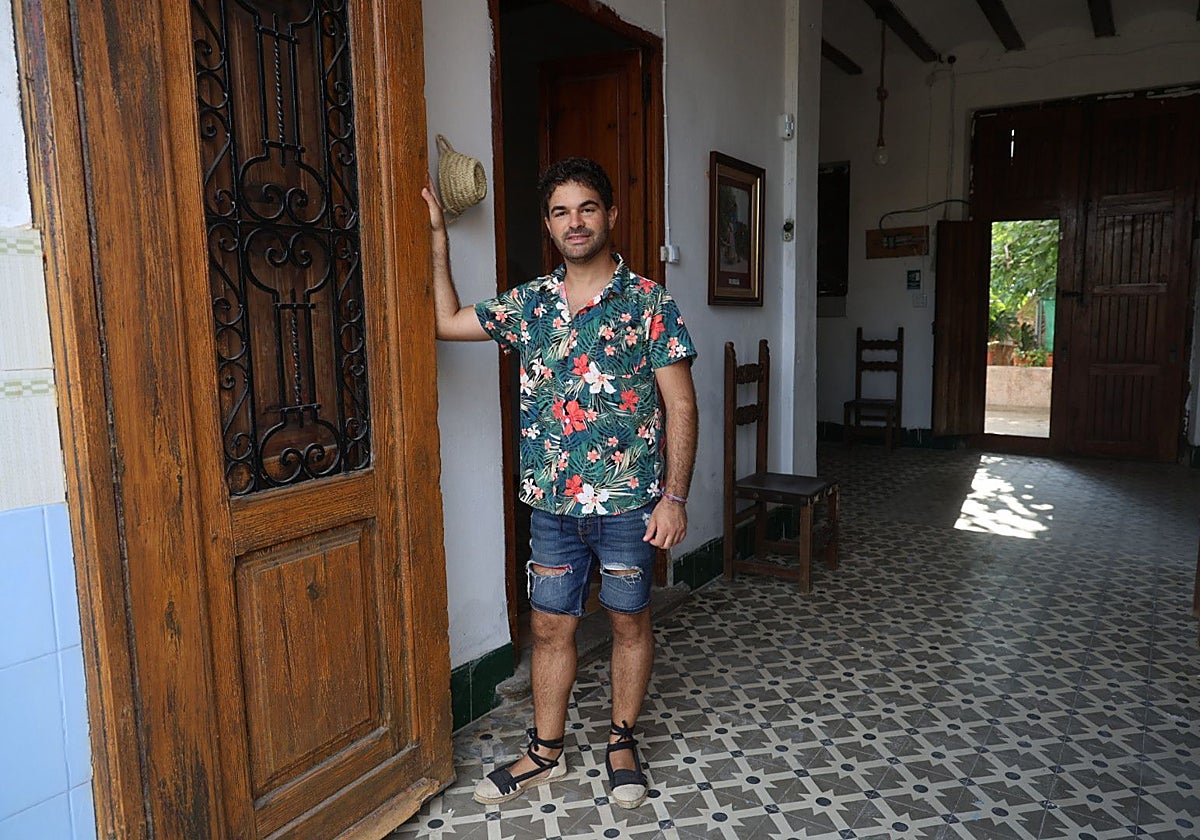 Manuel García-Pardo, en la alquería Ca Zarzo de Benimaclet que están restaurando.