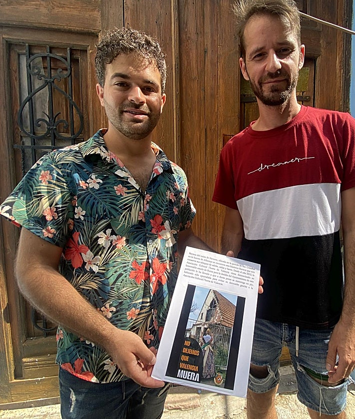 Imagen secundaria 2 - Azulejos de la alquería de Benimaclet y Manuel García-Pardo y Miguel Maestegui, con una de las acciones reivindicativas que han realizado.