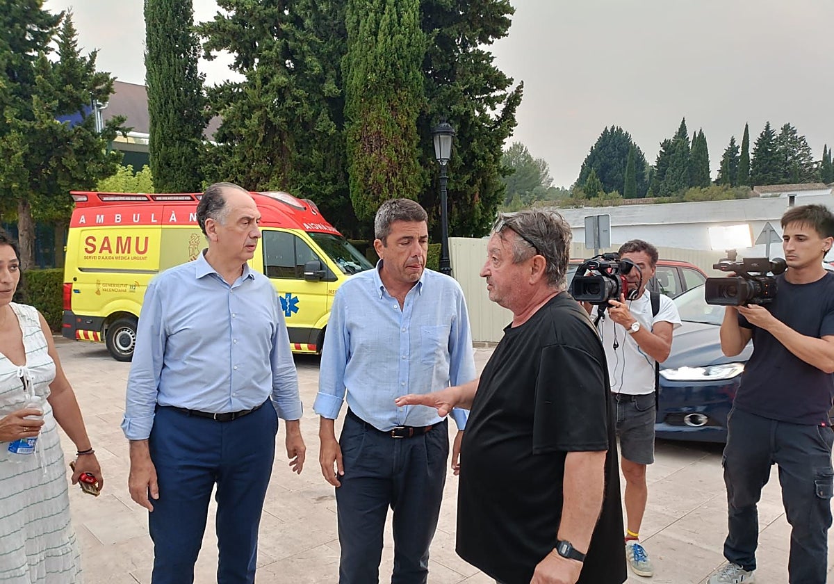 Carlos Mazón, con el conseller Valderrama, a su llegada al puesto de mando avanzado.