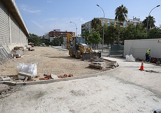 Nueva acera en el recorrido desde la Fuente de San Luis al apeadero de Adif.