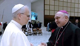 El Papa León XIV y el arzobispo de Valencia, Enrique Benavent.