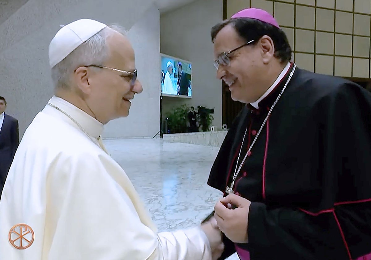 Imagen principal - El Papa León XIV junto a los obispos auxiliares Fernando Ramón y Arturo Javier García.
