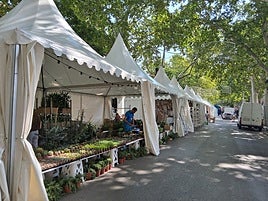 Los venderos utliman el montaje de los puestos en las carpas del recinto ferial.