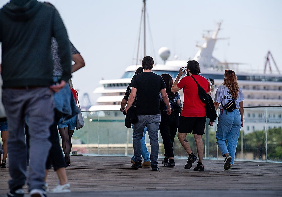 Cruceristas en los alrededores del puerto de Valencia.