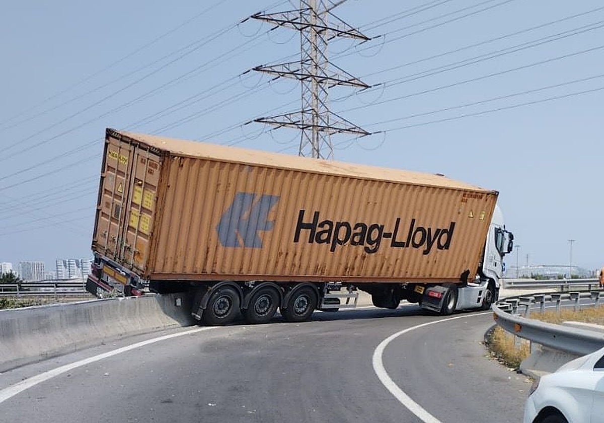 Un camionero da positivo en drogas tras un accidente en la V-30 | Las ...