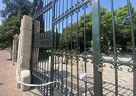 Aspecto en el que quedó la puerta tras el golpe del camión.