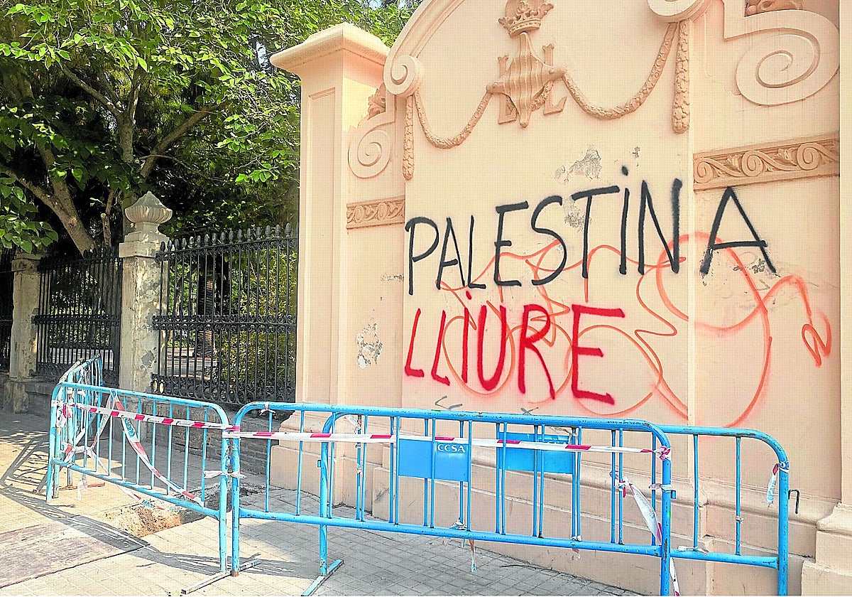 Imagen de la pintada que ha aparecido junto a uno de los accesos a Viveros.