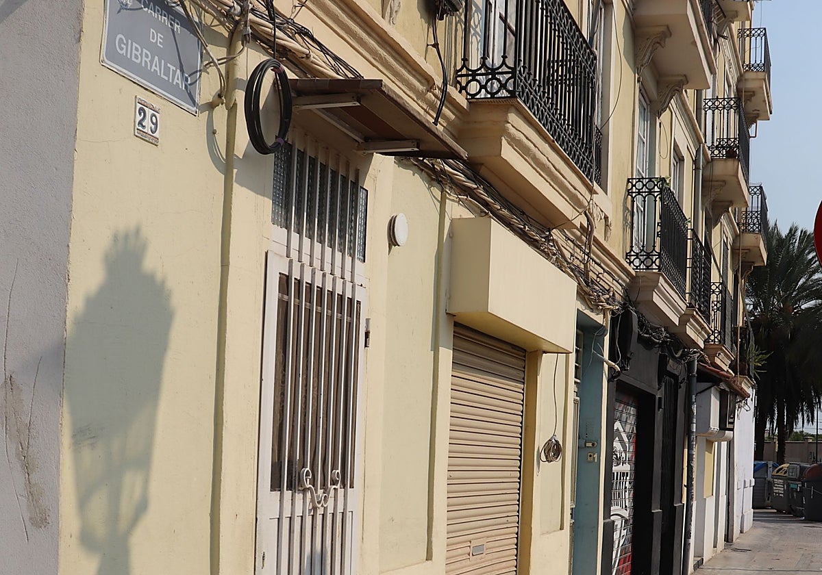 Los inquilinos fueron tirados de esta casa y sus enseres los localizaron en los contenedores al fondo de la imagen.