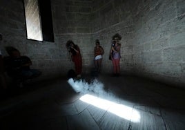 El interior de la torre del Micalet, en la Catedral de Valencia, al unirse los rayos solares