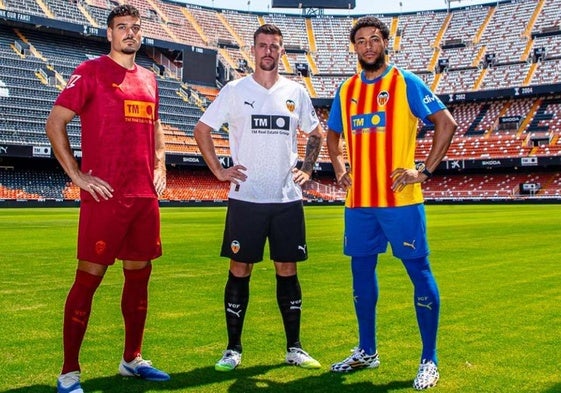 Ugrinic, Santamaria y Danjuma posan con las equipaciones de esta temproada.