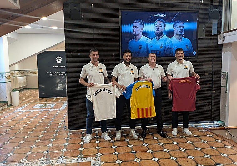 Los fichajes del Valencia junto a Ron Gourlay.