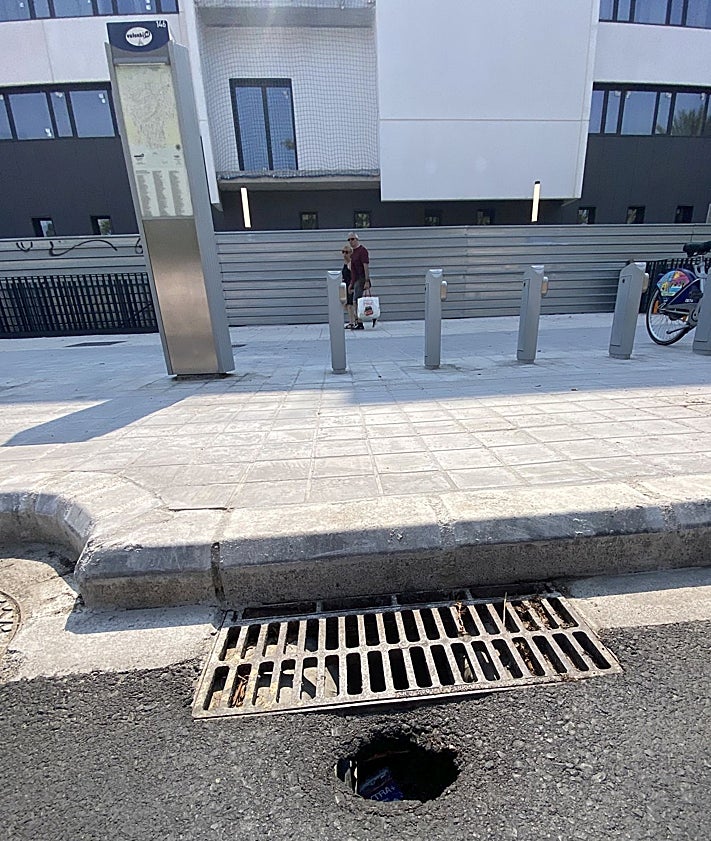 Imagen secundaria 2 - Bache en carril auxiliar de la avenida del Cid con Marconi y agujero en la calzada en la avenida de Campanar, junto al nuevo centro de salud.