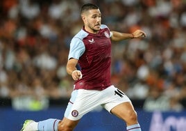 Emiliano Buendía en un partido con el Aston Villa.