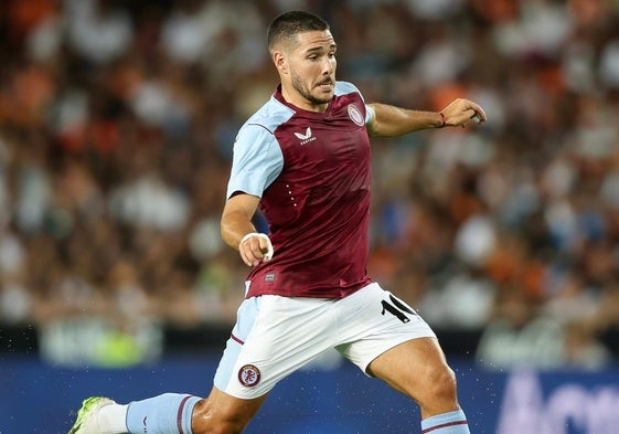 Emiliano Buendía en un partido con el Aston Villa.