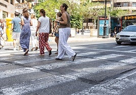 Zona con parches donde se precisa el reasfaltado, en la calle Colón de Valencia.