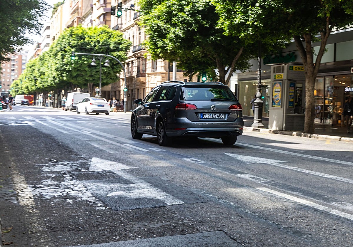 Imagen principal - Pintura actual y la antigua en la calzada de la calle Colón; parches en la Gran Vía y avenida del Tarongers.