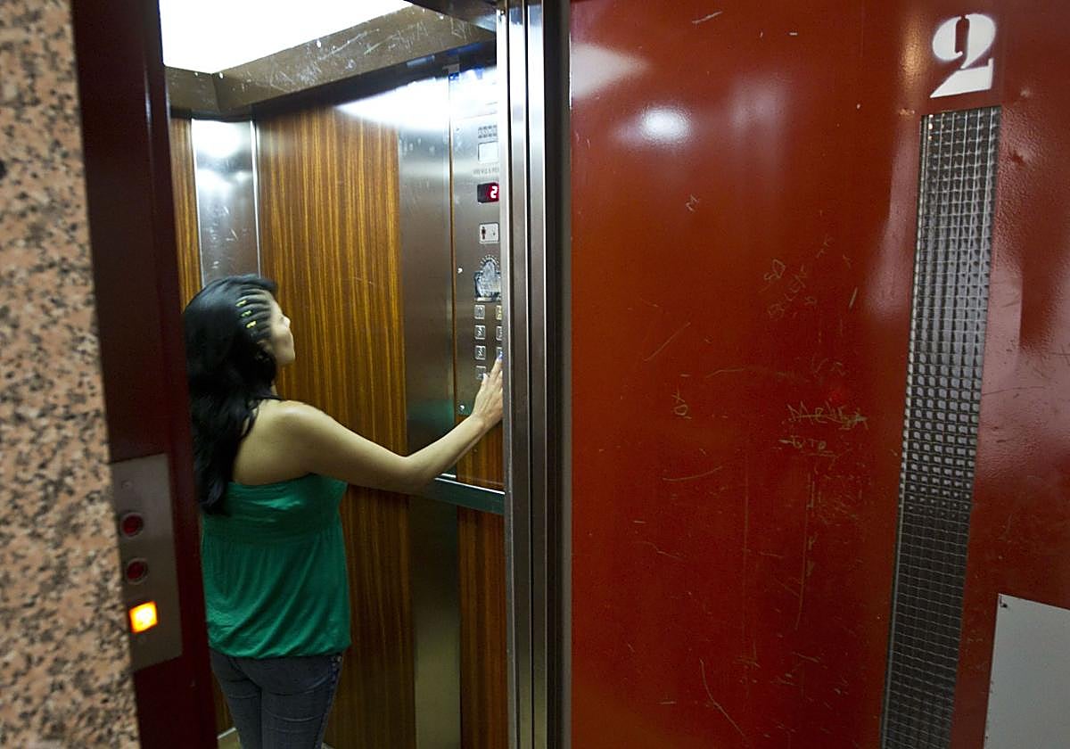 Una mujer utilizando el ascensor en una imagen de archivo.