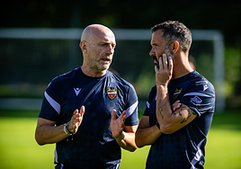 Julián Calero, durante un entrenamiento con el Levante.
